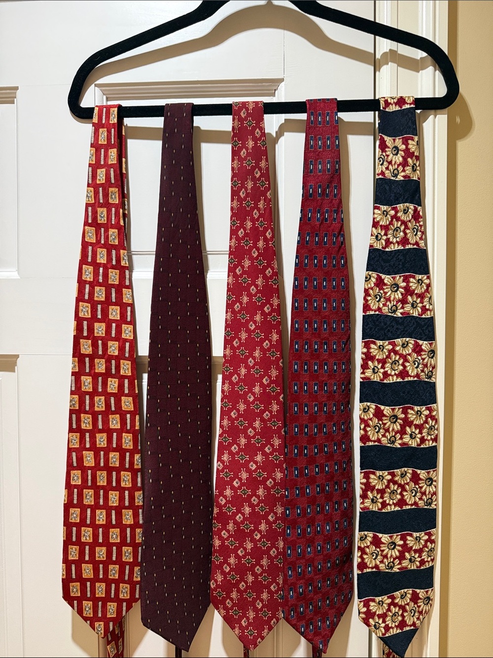 Men's Red Patterned Necktie - Classic Formal Style